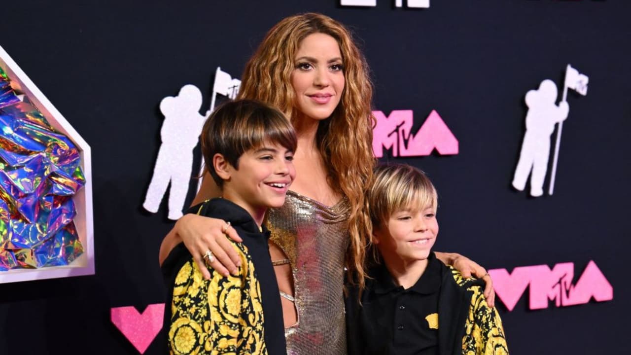 Shakira llegó a los VMAs 2023 de la mano de sus hijos Sasha y Milan.