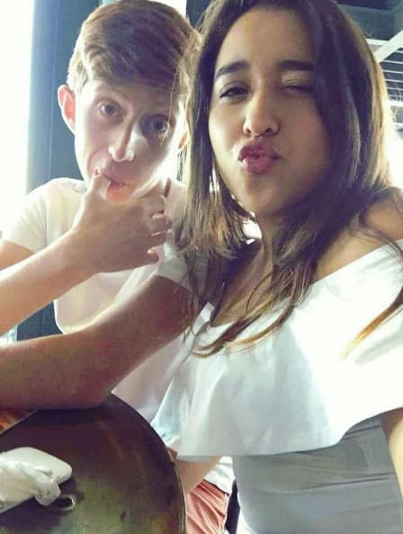 El actor anda más que feliz porque está muy enamorado de su novia y comparte sus momentos más románticos en redes sociales.