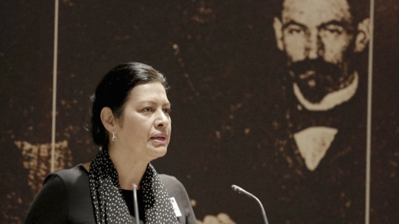 <b>Ana María Henao Restrepo. </b>Médico y epidemióloga
<b> </b>colombiana. Desde 1988 trabaja en la Organización Mundial de la Salud, específicamente en el Departamento de Inmunización, Vacunas y Biológicos. 
<b><a href="http://www.univision.com/noticias/ebola/pruebas-finales-confirman-que-la-nueva-vacuna-contra-el-ebola-brinda-total-proteccion">Fue la encargada de liderar el equipo que desarrolló una vacuna experimental contra el ébola</a></b>
<a href="http://www.univision.com/noticias/ebola/pruebas-finales-confirman-que-la-nueva-vacuna-contra-el-ebola-brinda-total-proteccion"> </a>que demostró una efectividad del 100% en ensayos clínicos realizados en Guinea: un triunfo de la ciencia que se dio conocer a finales de este 2016. “Es un trabajo de mucha gente. Un trabajo de equipo y un ejemplo de lo que la comunidad internacional puede hacer cuando todos trabajamos juntos”. Se espera que este hallazgo pueda prevenir futuras epidemias de esta enfermedad mortal, que dejó unos 11,600 muertos en África Occidental durante el brote de 2013/2014.