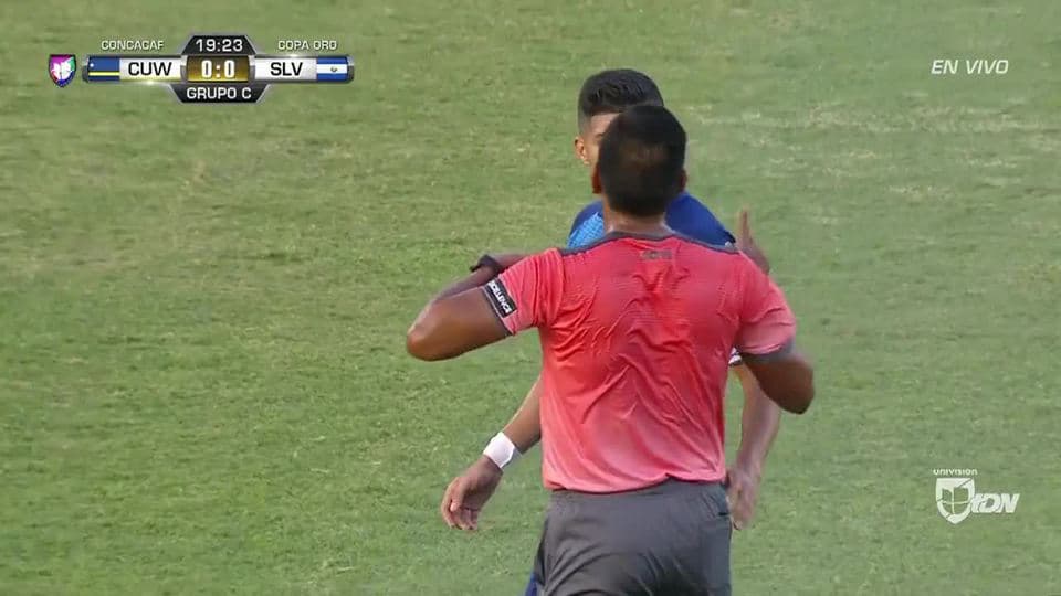 Tarjeta amarilla. El árbitro amonesta a Nelson Bonilla de El Salvador