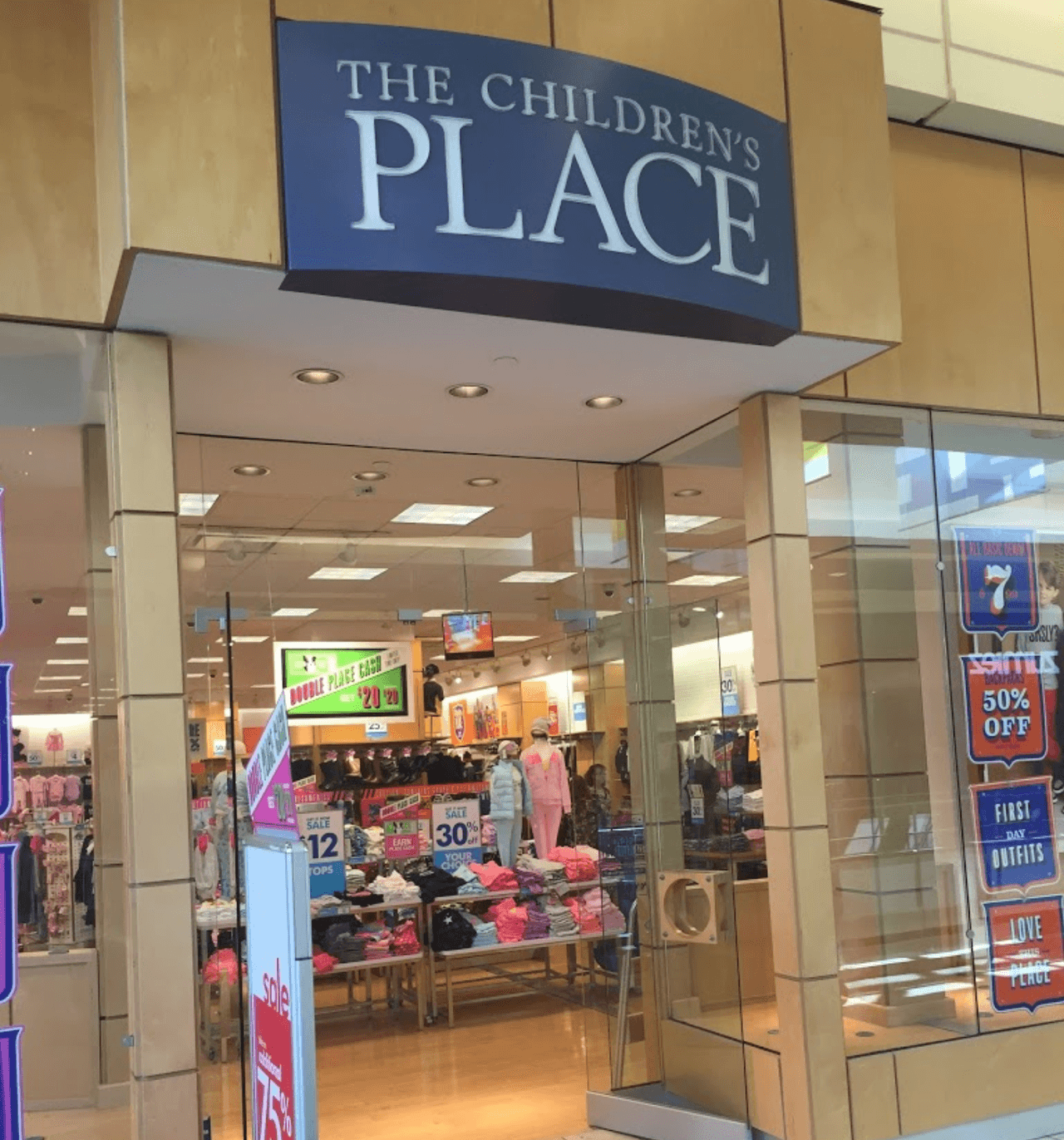 La presidenta y directora ejecutiva, Jane Eifers, dijo que espera que la transformación a una estrategia en línea pueda mantener a la compañía en el negocio, ya que solo una cuarta parte de sus ingresos proyectados se basarán en sus ubicaciones físicas después de cerrar casi un tercio de sus tiendas.
<br>
<br>La tienda en Robinson Mall en Pittsburgh sigue abierta.