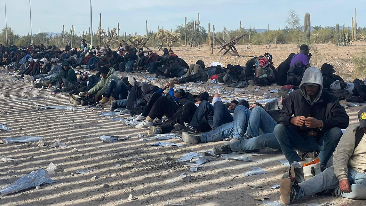 Cientos de migrantes de diveras nacionalidades esperan en la frontera cerca de Lukeville, Arizona a ser procesados por la Patrulla Fronteriza y la Oficina de Aduanas y Protección Fronteriza para de ahí continuar su camino hacia el interior de los Estados Unidos.