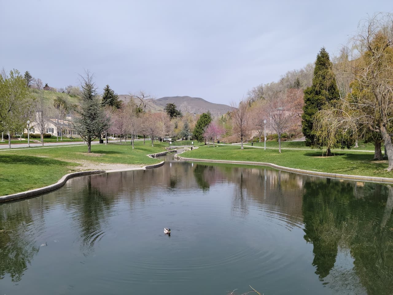 <b><a href="https://www.slc.gov/parks/parks-division/memory-grove/" target="_blank">Memory Grove Park </a></b>
<br>Este parque con más de un siglo de historia cuenta con una réplica de la Campana de la Libertad, además de monumentos en honor a los veteranos de Utah, y claro: Muchos árboles y césped para jugar y descansar. La Pagoda es una impresionante estructura de ocho columnas de mármol, material procedente de la misma cantera en Vermont que suministró el mármol para el Monumento a Lincoln en Washington D.C., la Capilla de la Meditación es otro de los atractivos del lugar, se asemeja a un templo griego y lleva marcados los nombres de los hombres cuyos cuerpos nunca se recuperaron en la Segunda Guerra Mundial.
<b>Abierto todos los días de 5 a.m. a 11 p.m.</b> ,dirección: 300 N Canyon Rd, Salt Lake City.
<br>