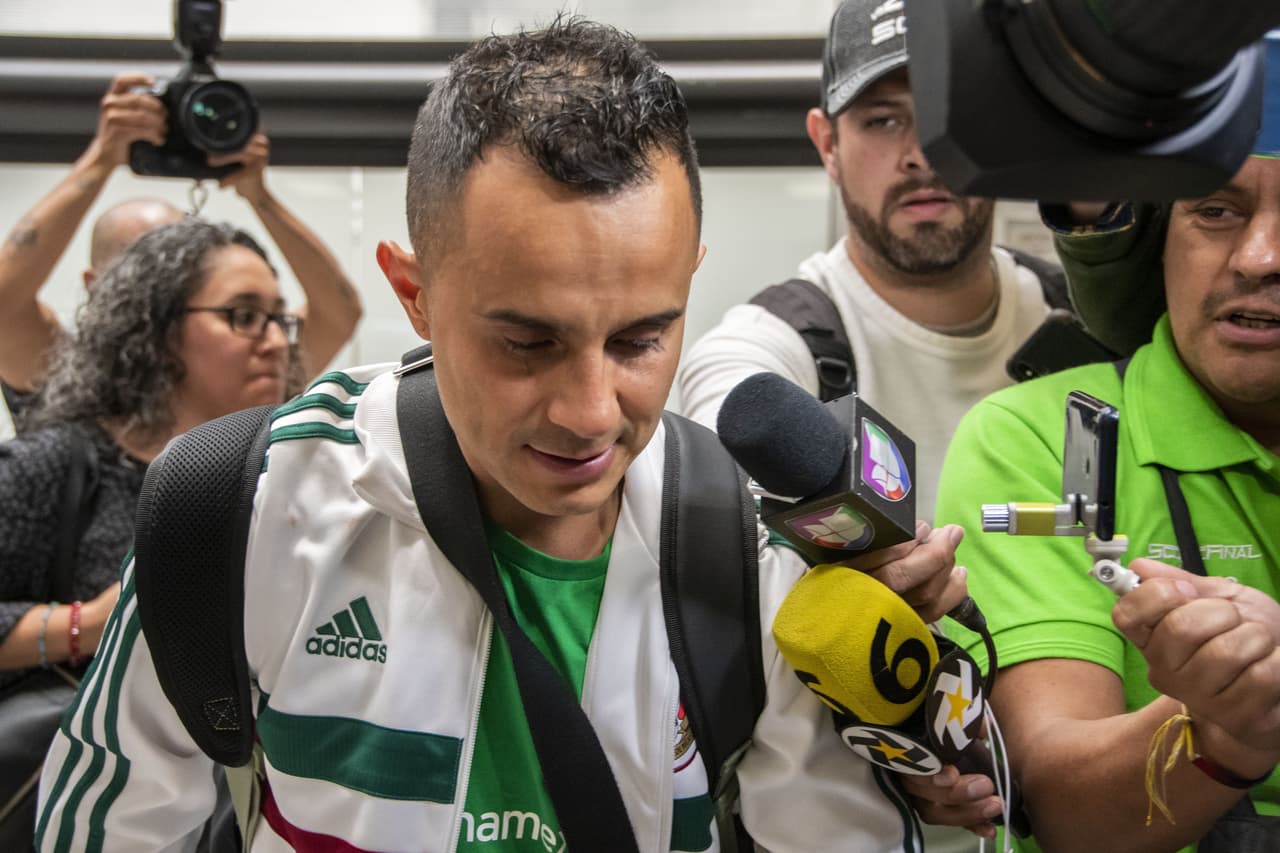 Una gran cantidad de reporteros y camarógrafos, así como de aficionados, estuvieron presentes en el Aeropuerto Internacional de la Ciudad de México donde este lunes arribaron varios miembros del Tri, además del Gerardo 'Tata' Martino y algunos directivos, luego de la consecución del título de la Copa Oro 2019 al vencer 1-0 a Estados Unidos en la Gran Final el domingo en Chicago.