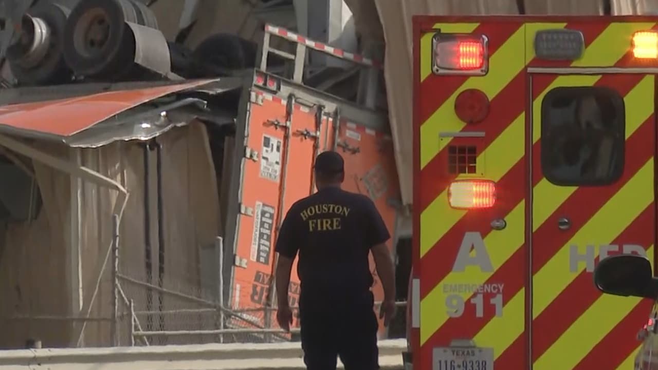 “Los bomberos trataron de estabilizar al conductor y lo mantuvieron consciente. Él tenía mucho dolor, pero se comunicaba de forma coherente”, dijo la oficial Patty Cantú.