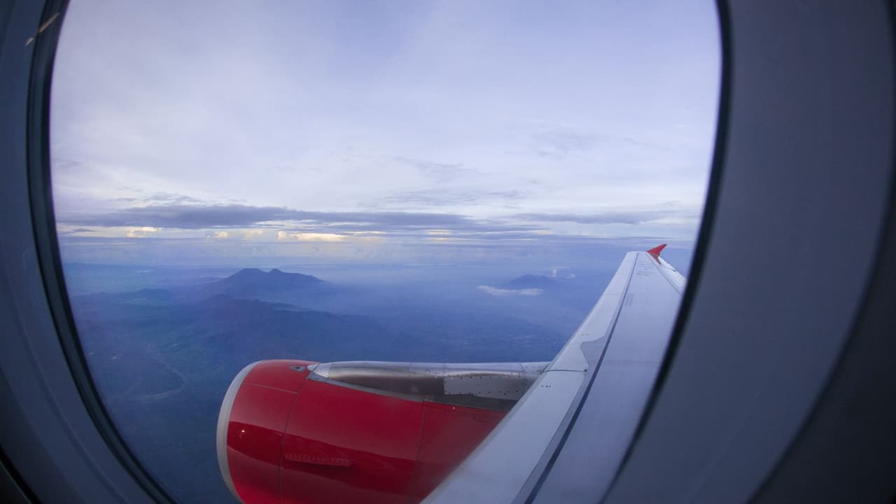 <h3 class="cms-H3-H3">Paso a paso: cómo cumplir la nueva política </h3>
<br>
<b>Compra dos asientos juntos al reservar.</b> Deben ir en el mismo localizador y clase tarifaria. Vuela normalmente.
<br>
<b>Si tu vuelo despegó con asientos libres</b>, guarda tu recibo y tarjeta de embarque. Solicita el reembolso del segundo asiento en los 90 días posteriores al viaje.
<br>
<b>Si no pudiste comprar el asiento extra y el vuelo va lleno</b>, Southwest puede reprogramarte a otra salida donde sí haya espacio contiguo.