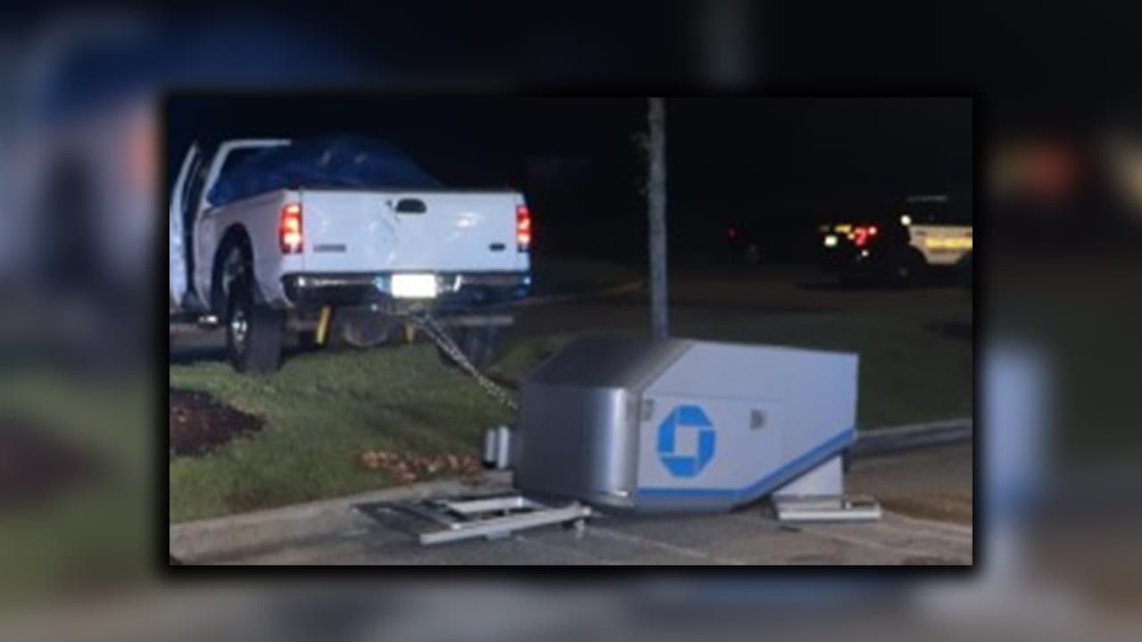 Los investigadores dicen que este cajero automático en particular tenía alrededor de $ 100,000.