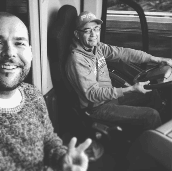 El cantante explicó al programa que intentaron buscar a los responsables en un pueblo cercano a donde ocurrió la agresión, pero no los encontraron.