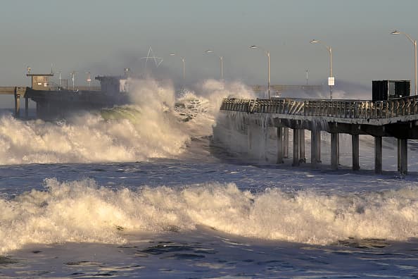 Si bien el término "King Tide" no es un término científico, se utiliza para describir las mareas muy altas, causadas cuando hay una alineación de la atracción gravitacional entre el sol, la luna y la Tierra.