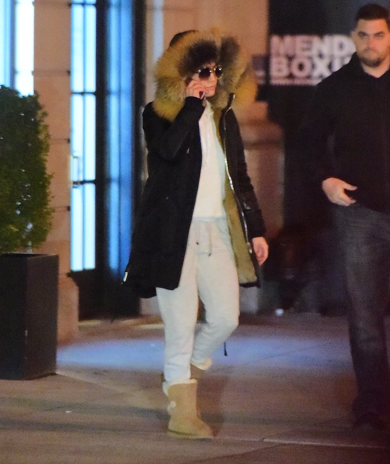 Escondiéndose de las cámaras, bien tapadita.