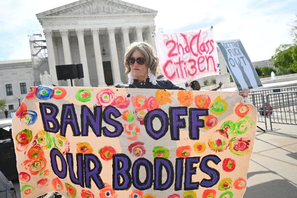 Activistas a favor del aborto se manifiestan este miércoles frente a la Corte Suprema, que escucha los argumentos del caso de Ohio contra el gobierno federal sobre el aborto de emergencia.