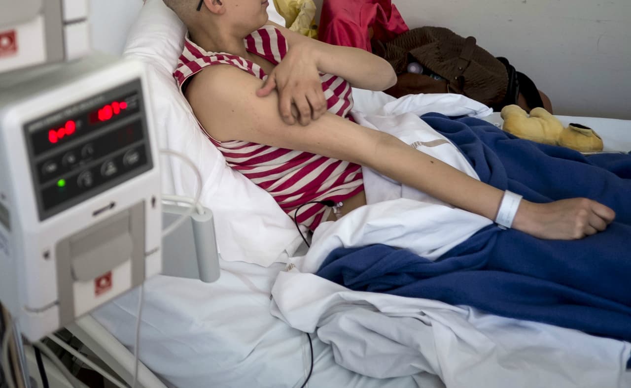 En Inglaterra, 
<b>Lisa Hayden-Johnson</b> fue acusada de abuso de menores por haber 
<b>sometido a su hijo a 325 intervenciones médicas</b>, alimentarlo por medio de una sonda y decir que tenía parálisis cerebral, fibrosis quística y diabetes. En 2007, fue condenada a tres años y medio de prisión.