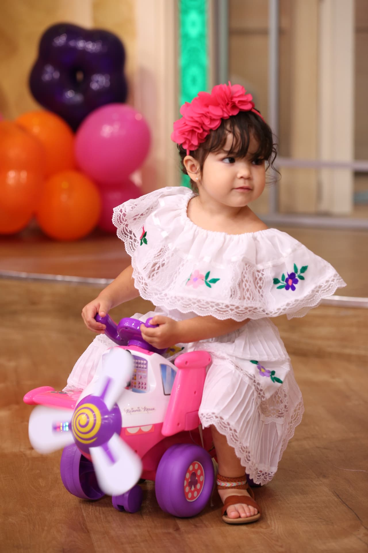Este avión montable se convirtió en el objeto más deseado por todos los niños invitados.