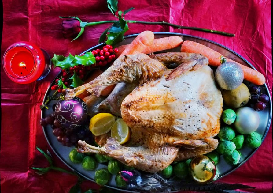 Hernán Cortez, conquistador de México, fue fanático del pavo y lo llevó a España, se popularizó y llegó a Inglaterra y después a las colonias americanas.