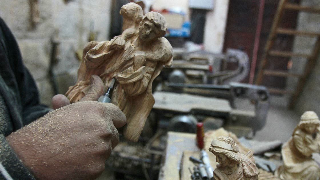 Se dice que puso un 'Nacimiento' con personas y animales vivos. Con el paso del tiempo se sustituyeron a las personas y animales con figuras de madera y barro.