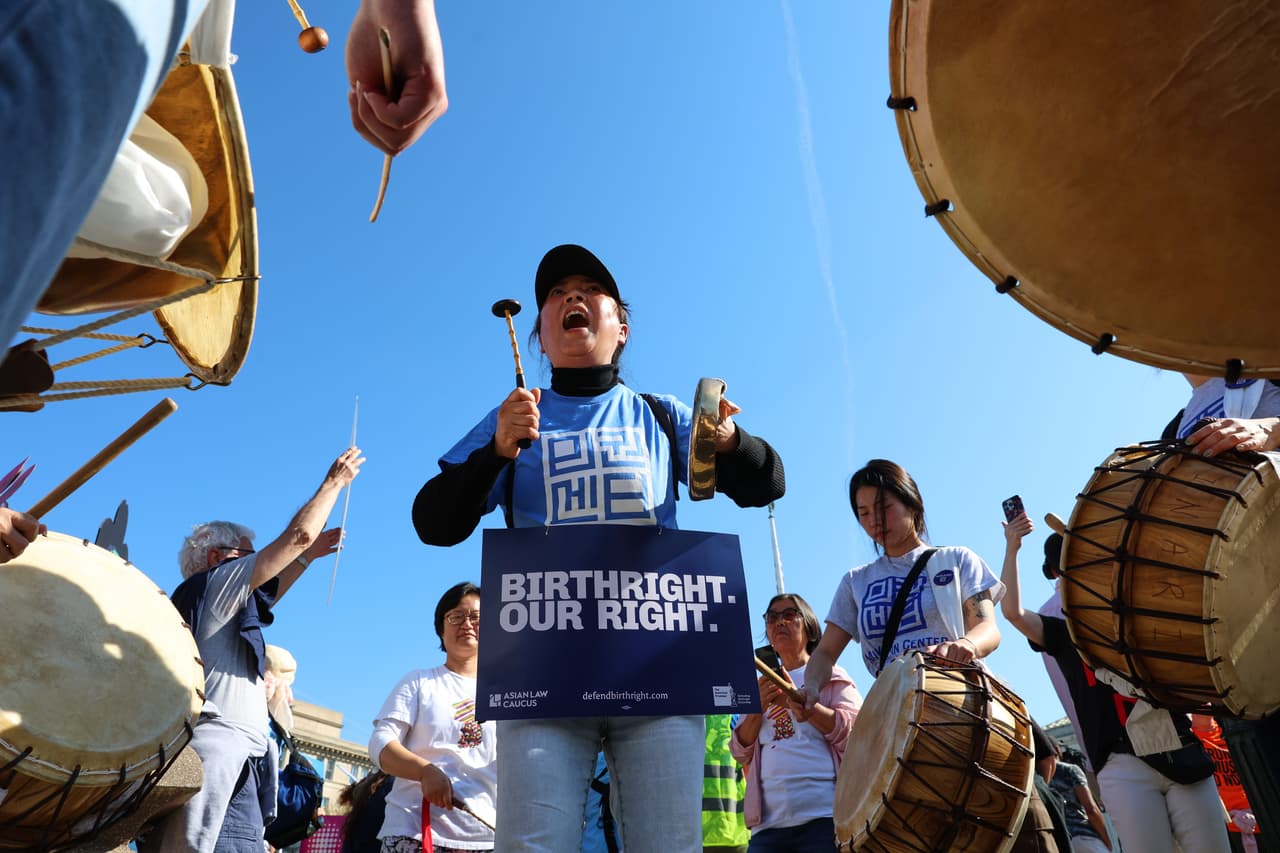 Como en varias manifestaciones, no podía faltar la protesta sonora. Con tambores defendieron la ciudadanía por nacimiento.