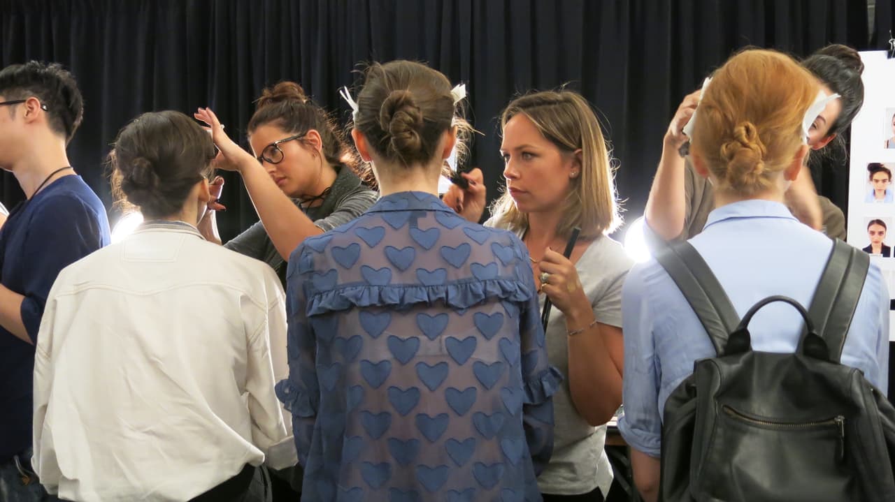 Para lograr este peinado cepillaron el pelo para atrás y después hicieron tres coletas con las que crearon este efecto de nudo.
<br>