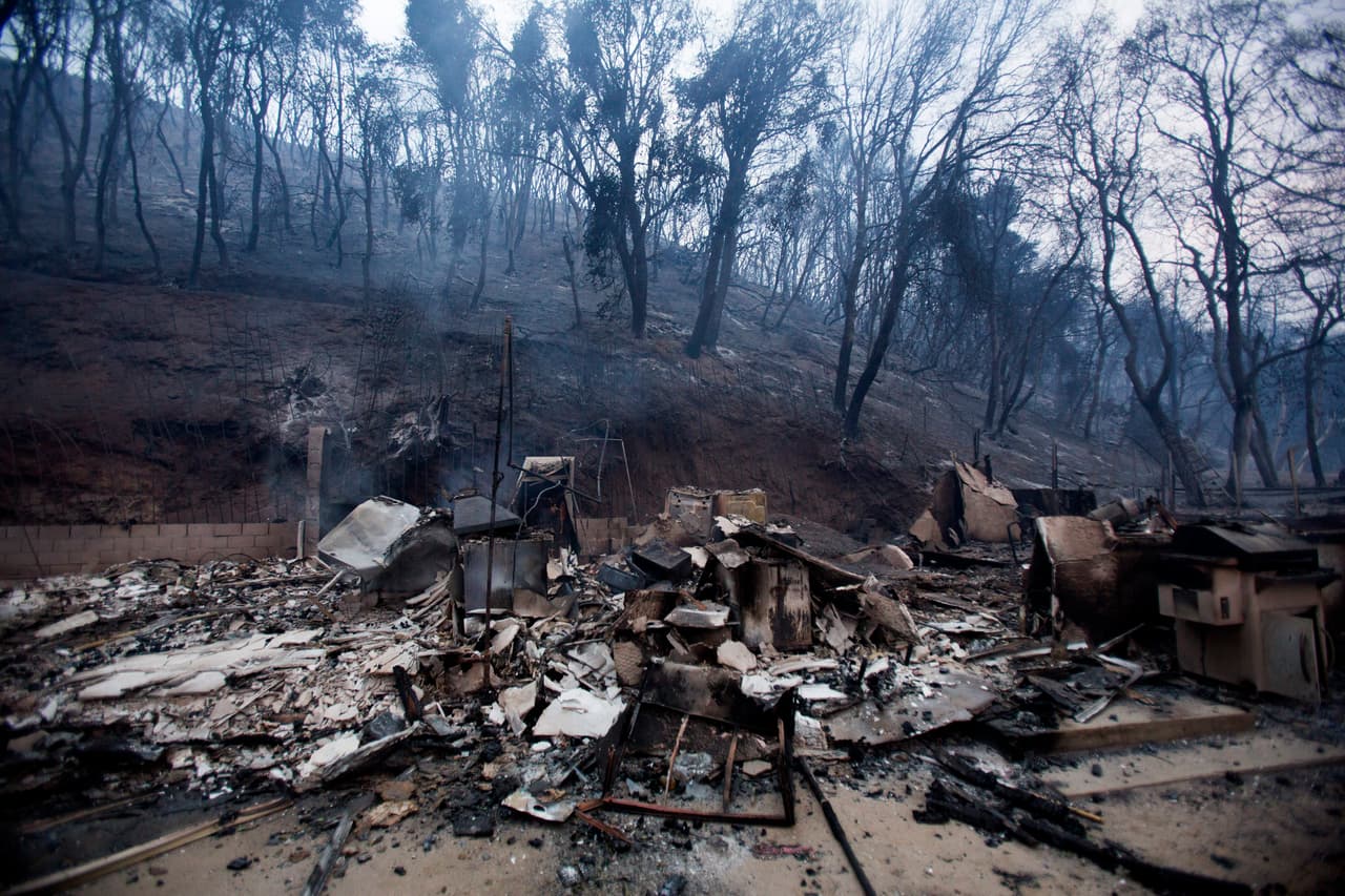 No encender fogatas o cocinar en exteriores. También se pide evitar trabajar con maquinarias como podadoras, o realizar trabajos con líquidos inflamables en patios o zonas cercanas a montañas.