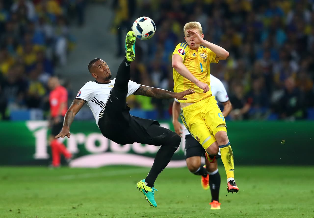 Jérôme Boateng (Alemania).- Ha sido el mejor defensa del Campeón del Mundo. El zaguero del Bayern Munich ha destacado y ante Ucrania tuvó un lance espectacular en la línea de gol con lo que impidió que Alemania recibiera un solo gol en contra en lo que va de la Euro. Sus recorridos y relevos de posición abajo le dan mucha seguridad a Neuer.
