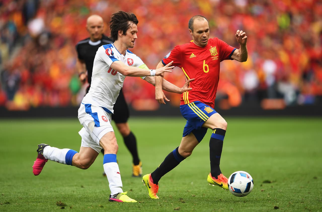 Andrés Iniesta (España).- No queda mucho más que decir de este espléndido futbolista. El ‘Fantasmita’ es el motor del Barça y de esta España que en dos juegos se postró como máxima favorita a repetir campeonato en la Euro, gracias al ingenio de este crack. Cambios de ritmo, ruletas, giros, visión y pases filtrados son la contante en el juego de este fenomenal cerebro español.