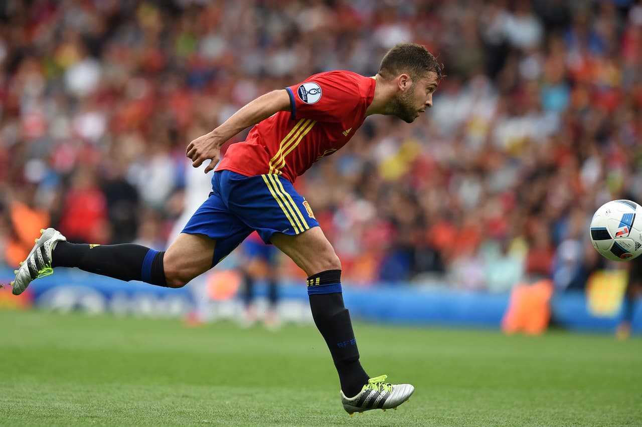 Jordi Alba (España).- Es una locomotora por la banda izquierda. El incansable jugador del Barcelona no dejó de correr en los 270 minutos que disputó en la primera etapa donde brilló por su desborde y buen trabajo en la marca. Dio una asistencia a Morata en la goleada a Turquía.
