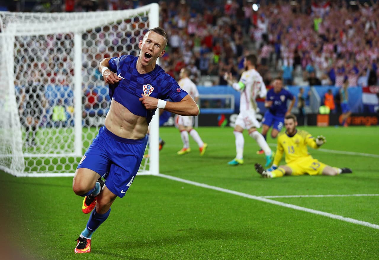 Ivan Perisic (Croacia).- Este volante convertido en extremo es un jugador todo terreno que se echó a Croacia en hombros ante las ausencias de Modric y Mandzukic. El jugador del Inter de Milán tomó el rol de goleador ante República Checa y luego liquidó a España con un dardo letal al contragolpe que significó eludir a Italia y abrir un camino prometedor en la Euro.