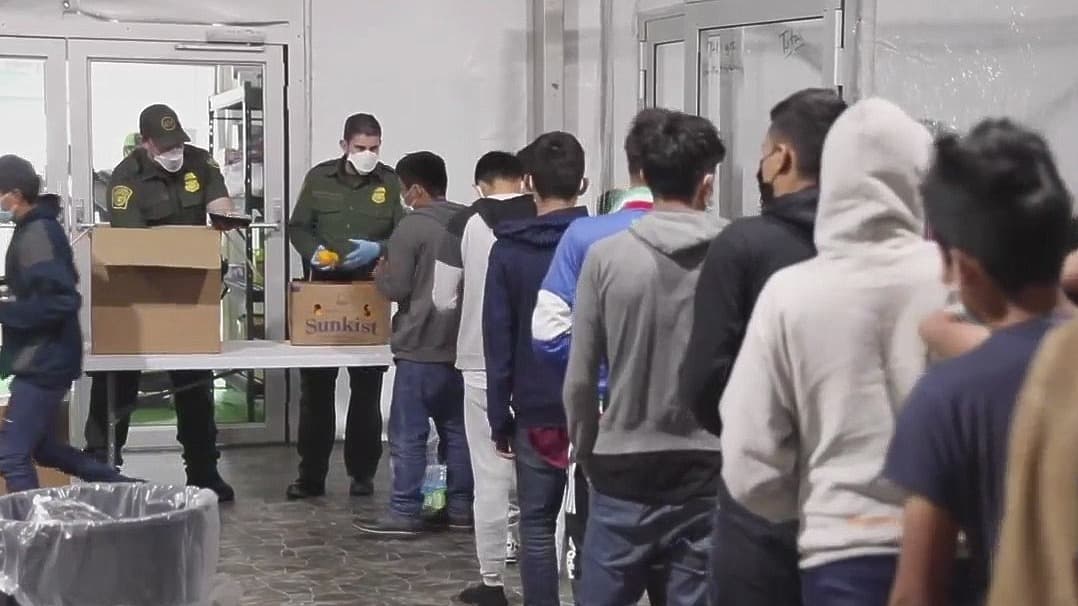 El juez del condado Bexar responde a las acusaciones de abuso en el Coliseo Freeman, donde fueron alojados cientos de menores migrantes