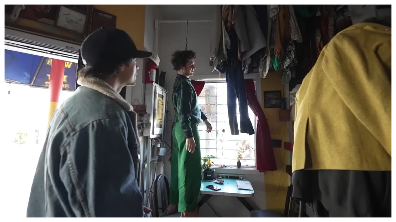 A los pies de la cama, y casi en el techo, tiene un clóset “aéreo”, en el que dice casi nunca cabe la ropa. Muy distinto, por cierto, a los 
<a href="https://www.univision.com/local/nueva-york-wxtv/penthouse-manhattan-treinta-y-tres-millones-dolares-180-east-88-street-alexander-zakharin" target="_blank">clósets de lujo</a> de algunos apartamentos de Manhattan.