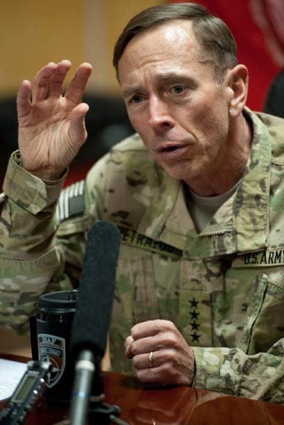 Ni Petraeus, ni la CIA explicaron con precisión por qué él consideró que tenía que dimitir a causa de esta relación extraconyugal, y si su vínculo constituía un problema puramente personal o un asunto de seguridad que podría afectar su trabajo en la CIA.