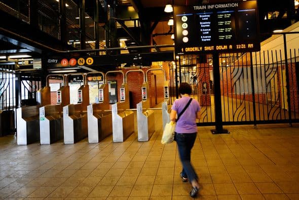 Nueva York se había convertido en una "ciudad fantasma" desde el sábado al mediodía, con el transporte público suspendido, aeropuertos sin operar y la gran mayoría de las tiendas cerradas.