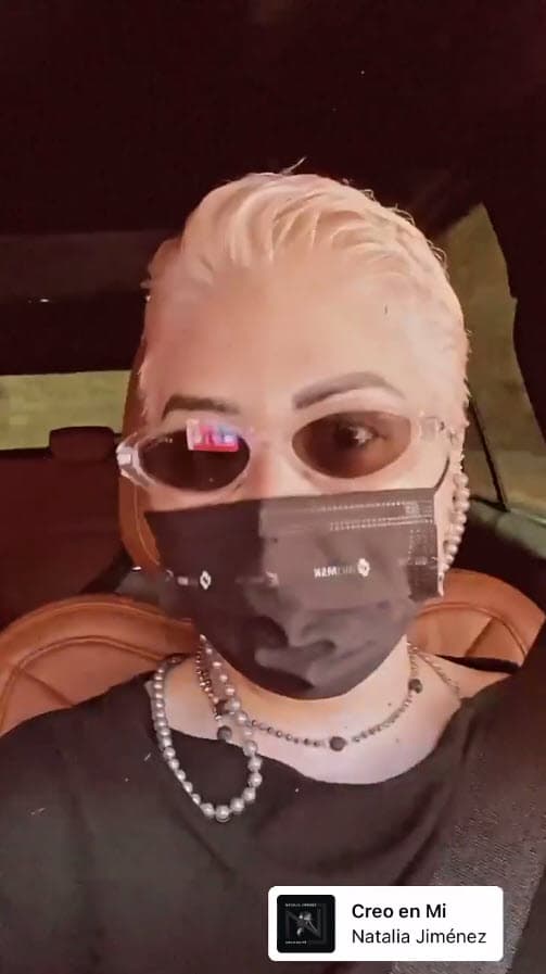 El pasado viernes 19 de febrero, apareció con el cabello
<b> rubio platinado.</b>
<br>