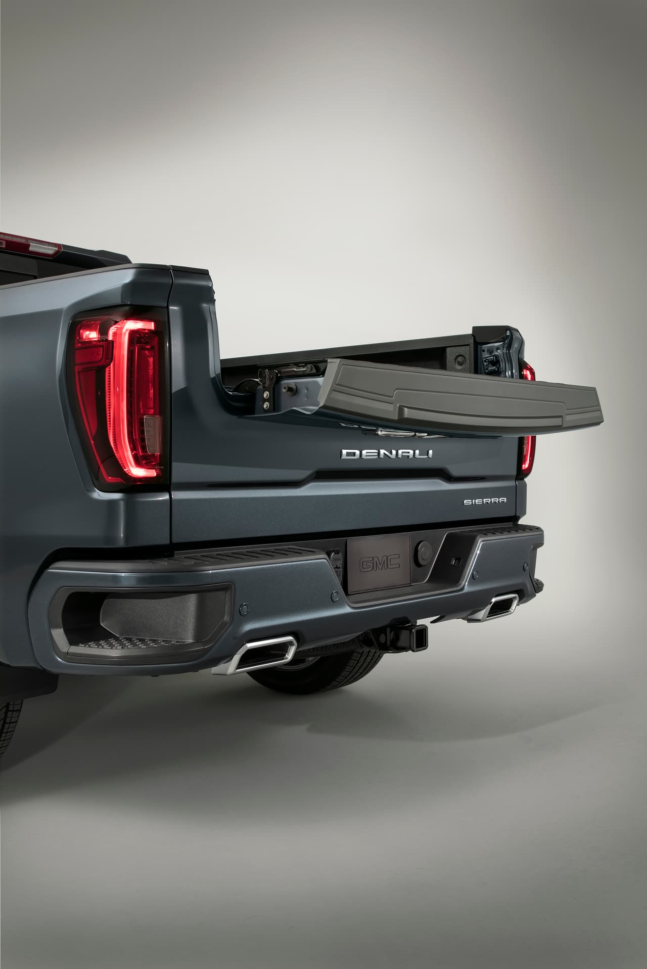 La GMC Sierra 2019 incorpora
<b> la primera puerta de carga trasera 'MultiPro', </b>la cual será estándar en las versiones Denali y SLT. Tiene seis funciones, puede usarse como estación de trabajo o como una mesa para un día de campo y permite un acceso más fácil a los elementos de la caja. Tiene una capacidad de carga de 375 libras (170 kilogramos).