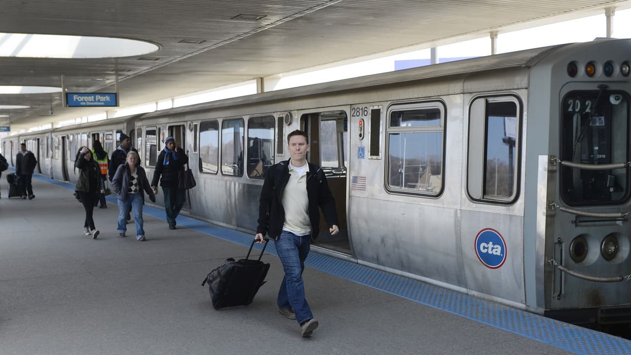 Policía de Chicago alerta sobre robos de celulares a usuarios de Línea Azul de CTA
