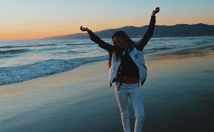 Una mujercita feliz, alegre, jovial, risueña... que disfruta cada momento de su vida.