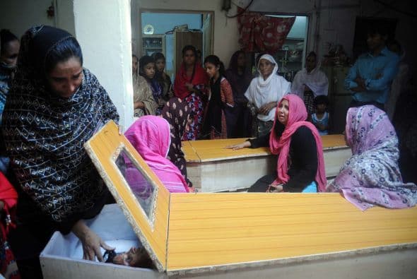 Pakistán amaneció conmocionado por la peor matanza cometida por los talibanes contra la comunidad cristiana, que costó la vida a más de ochenta personas y pone en jaque la estrategia de diálogo del Gobierno con los radicales. El último recuento ha elevado a 82 el número de fallecidos, que aún puede subir dado el estado crítico de varios de los más de 140 heridos ingresados en hospitales de la localidad noroccidental de Pesháwar, en una de cuyas iglesias se produjo la masacre. "No teníamos palabras ante el horror que teníamos delante", explicó hoy a Efe el director de la Liga Interconfesional de Pakistán (APIL), el cristiano Sayid Ishaq, quien visitó ayer junto a diversas autoridades regionales a las víctimas hospitalizadas. "No es solo un atentado contra nuestra minoría, sino también contra la humanidad de este país", dijo Ishaq, quien calificó la situación tras el ataque "como la peor sufrida hasta ahora por los cristianos paquistaníes".