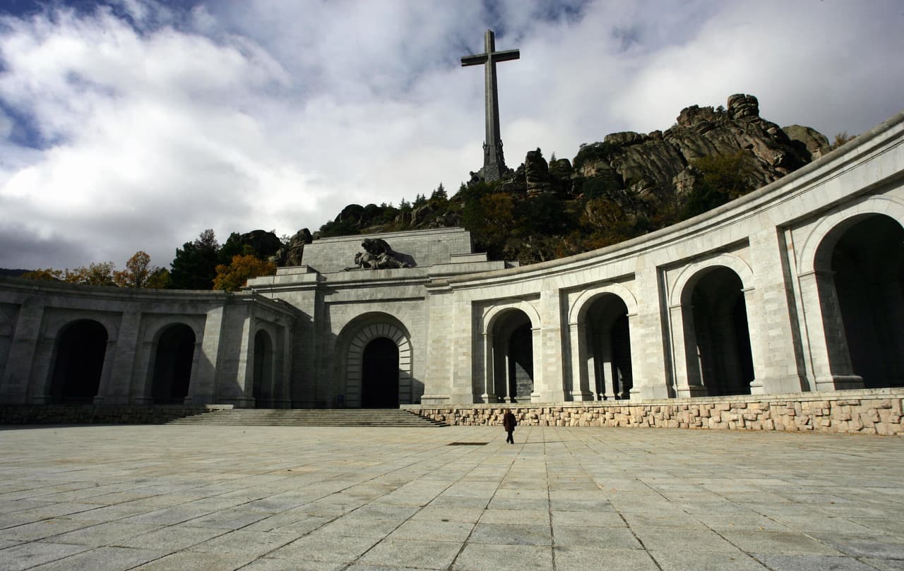 <b>VALLE DE CUELGAMUROS (España). </b>El complejo de monumentos
<b>Valle de los Caídos</b> se construyó entre 1940 y 1958 por orden de
<b>Francisco Franco</b>, dictador español que gobernó por casi 40 años para homenajear a los "héroes" del franquismo durante la Guerra Civil. Más tarde se intentó imponer la idea de que se erigió en pos de la 'reconciliación',
<b><a href="http://www.memoriahistorica.gob.es/es-es/vallecaidos/Documents/NormativaVALLECAIDOS19401960.pdf" target="_blank">algo que no consta en la orden dada en el 40</a></b>. Ha habido varios intentos por eliminarlo o reconvertirlo, pero el monumento sobrevive.
<br>