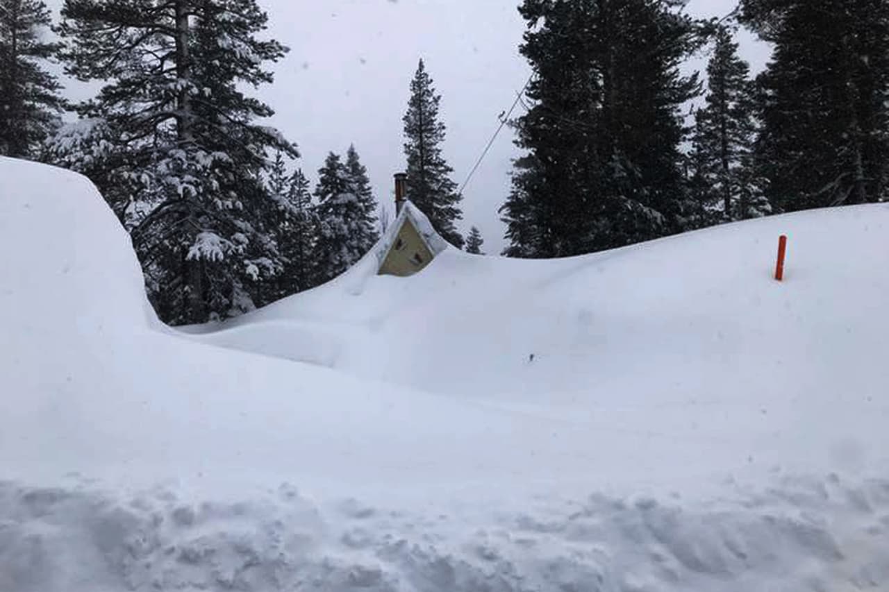 ¿Ves la estructura? pues en esta imagen solo se aprecia el pico del techo, en el área de Donner Pass de Sierra Nevada, al oeste de Truckee, California, permaneció cerrada la mañana del miércoles 27 de febrero de 2019 debido a que la nieve literalmente enterró las edificaciones de la zona montañosa.