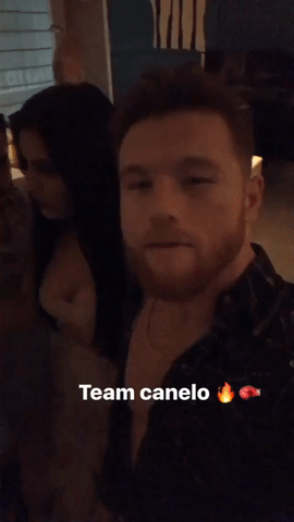 Sin embargo, el 'Canelo' nos dejaría en claro, más tarde, que Susana pasó todo el fin de semana a su lado, pues en esta historia que compartió, lo vemos bailando ya un poco enfiestado y con la camisa desabotonada en un cuarto de hotel.