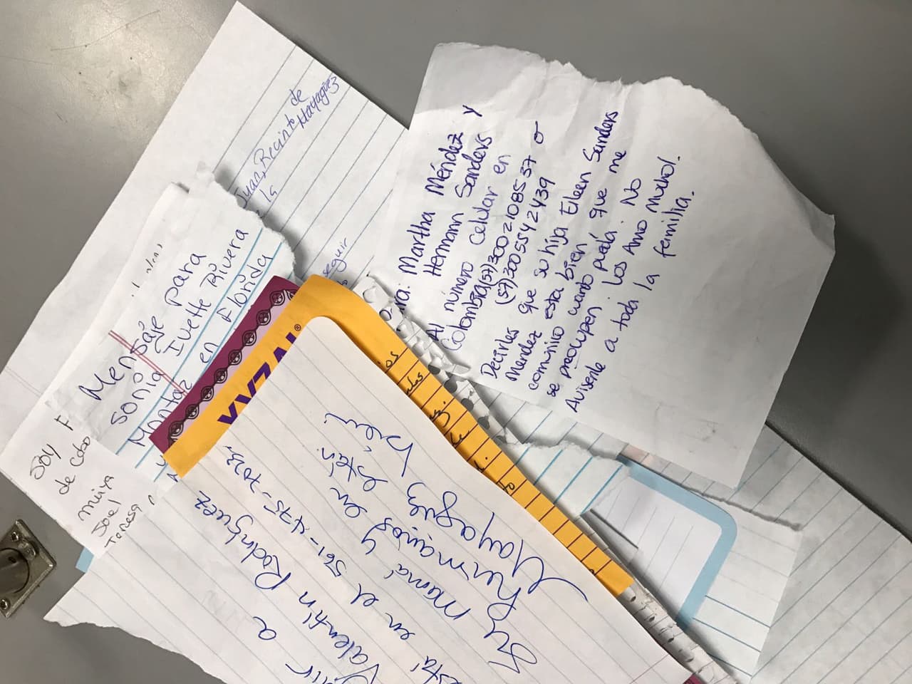 Miles de Mensajes que ciudadanos llevan a la emisora WKJB esperando que sus familiares puedan saber de ellos.