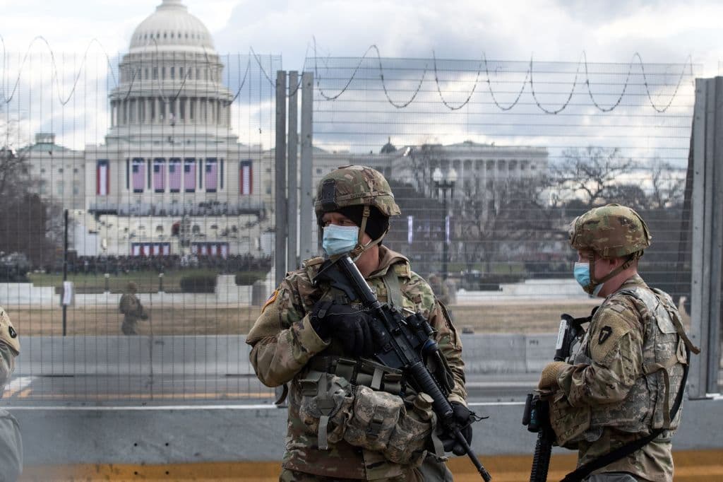 Guardias nacionales custodian el Congreso.