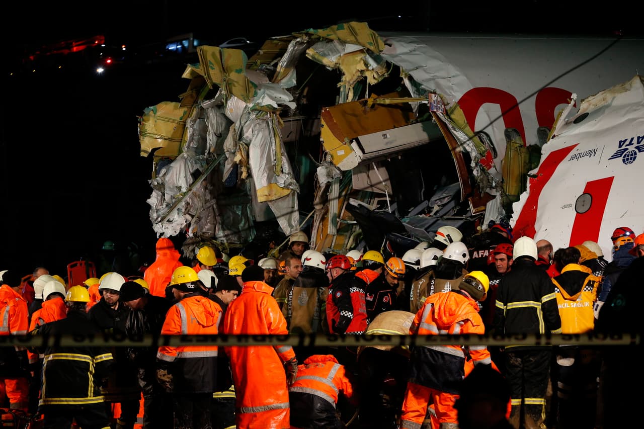 El gobernador de Estambul, Ali Yerlikaya, dijo que al menos 120 personas resultaron lesionadas en el accidente y tuvieron que ser hospitalizadas. Su oficina indicó que el avión transportaba a 177 pasajeros, entre ellos seis tripulantes.