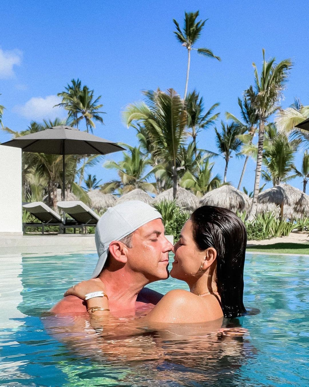 A pesar de que casi pasa un año desde su 
<a href="https://www.univision.com/famosos/carlos-ponce-karina-banda-boda-fotos">'boda secreta'</a>, ellos siguen celebrando la fecha en la que se hicieron novios.