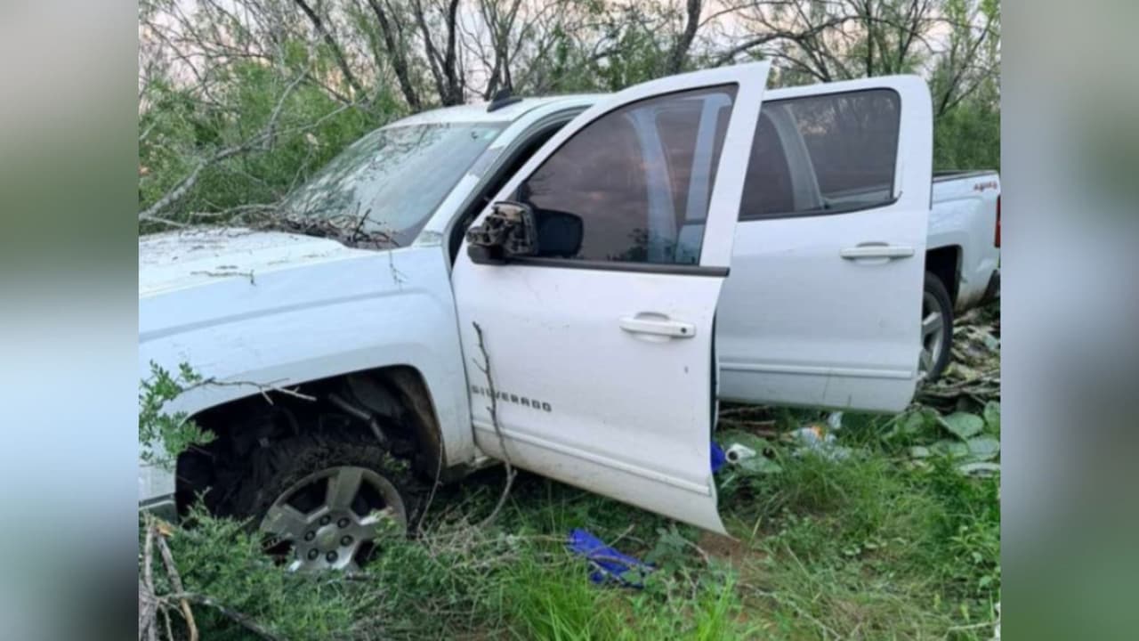 De acuerdo con el reporte, cuando el oficial estaba a punto de descender de la patrulla para realizar la parada de tráfico, el conductor aceleró y emprendió la huida, desatando una persecución que se extendió por varios condados del sur de Texas.