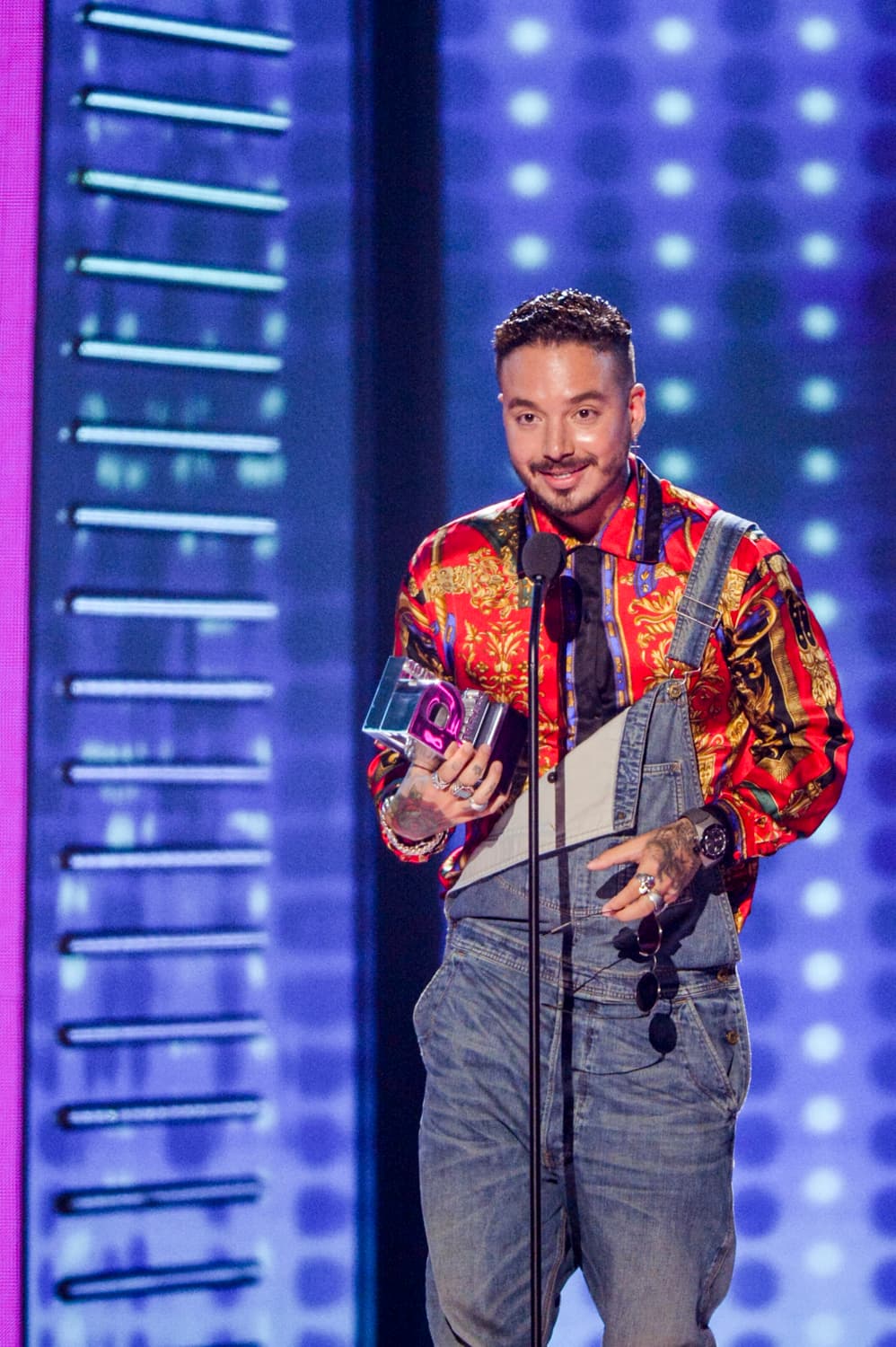 J Balvin recibió el premio Mi 'Fan Army' Favorito y pidió respeto y tolerancia a las minorias.