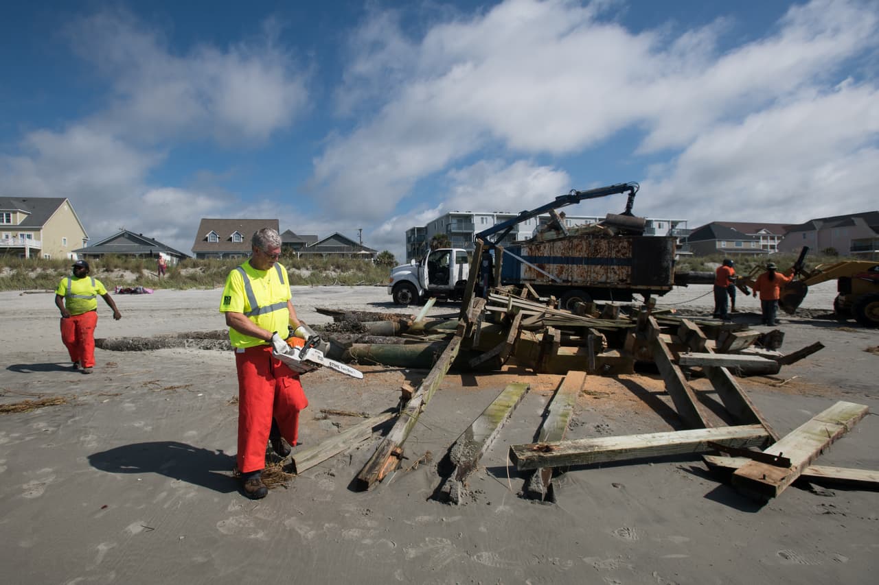 Un muelle de la playa North Myrtle Beach, en Carolina del Sur, fue destrozado tras el impacto de Isaías. Los trabajadores iniciaron las labores de limpieza este martes.