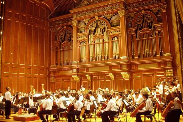 New England Conservatory of Music - Fue fundado en 1867, es también el hogar del Jordan Hall, un Monumento Histórico Nacional y "uno de los espacios de más acústicamente perfectos del mundo." Casi la mitad de los miembros de la Orquesta Sinfónica de Boston tiene vínculos con la escuela.