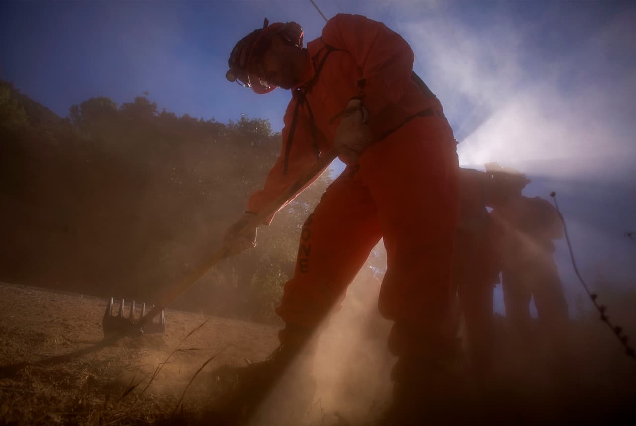 Un grupo de reclusos del estado de California colaboran como bomberos voluntarios durante la catástrofe natural. El trabajo indetenible de los servicios de emergencia y la mejoría del clima ha hecho que uno de los más grandes incendios, que consumió 51,000 acres, destruyó miles de casas y cientos de viñedos en Napa, se haya contenido en más del 
<b>68%</b>.