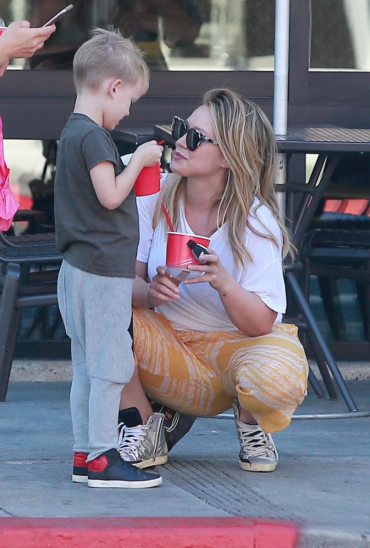 Hillary Duff siempre está atenta a su pequeño Luca, sin importar lo insignificante que pueda pedir.