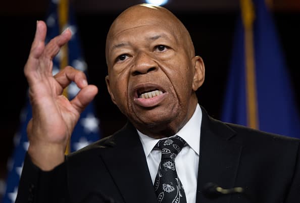 <b>Elijah Cummings.- </b>El congresista 
<a href="https://www.univision.com/noticias/politica/muere-el-congresista-democrata-elijah-cummings-quien-formaba-parte-de-la-investigacion-del-juicio-politico-a-trump">demócrata por Maryland,</a> falleció el pasado 17 de octubre, a los 68 años. Encabezó las pesquisas de juicio político sobre el caso de las presiones a Ucrania por parte del presidente Trump. Fue uno de los defensores de los derechos civiles en años recientes y una voz destacada ´de la ideología progresista dentro del Partido Demócrata.
<br>