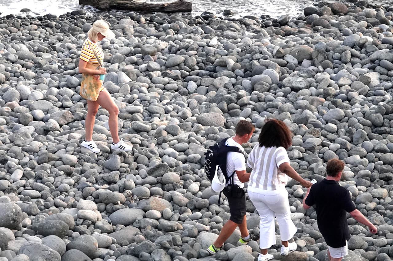 Para la ocasión, Perry optó por un atuendo cómodo con tenis, al igual que Winfrey, aunque la conductora sí batalló al caminar por una zona llena de piedras, cerca de la playa.